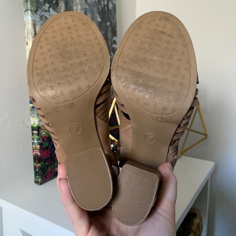Heels - Picture 6 of 6